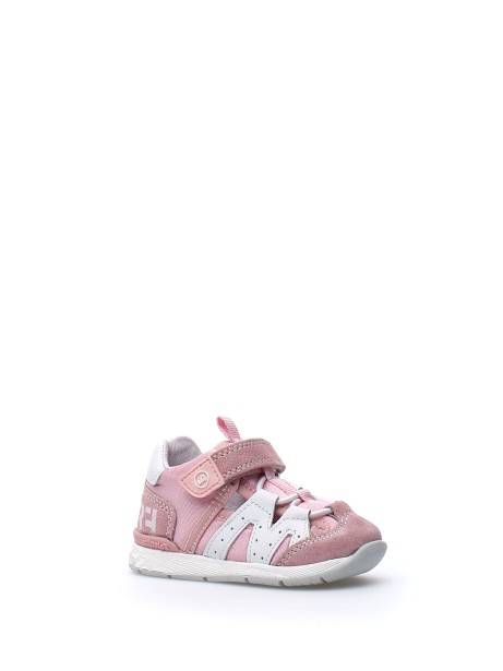 Sneaker rosa con strappo