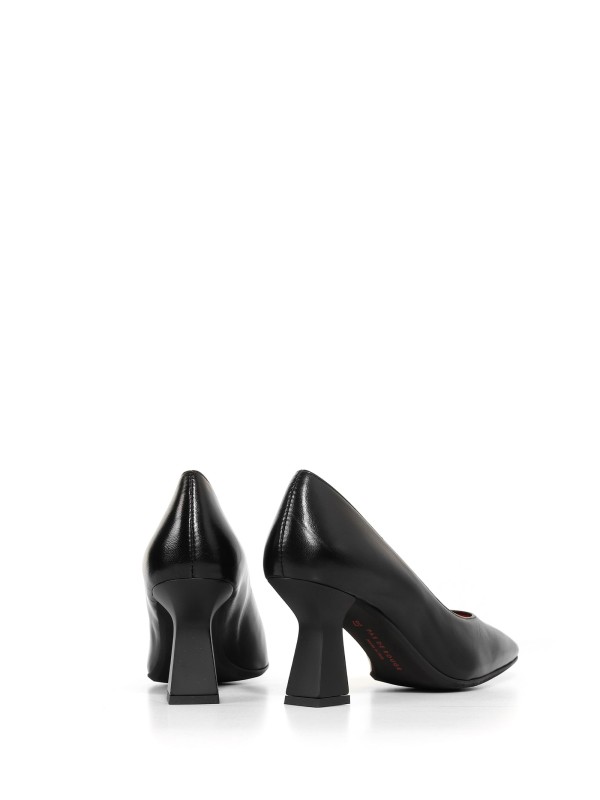 Square toe leather décolleté