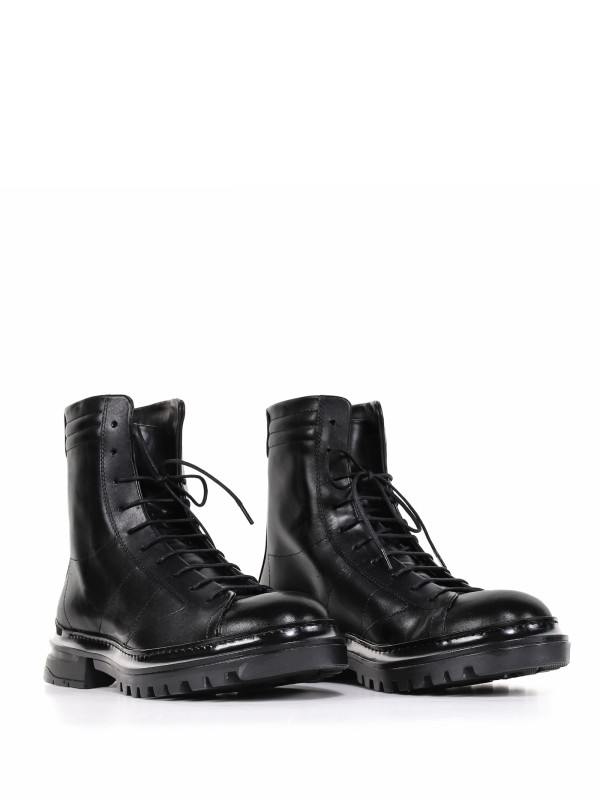 Ankle boot in leather with laces
