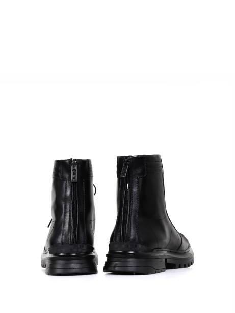 Ankle boot in leather with laces
