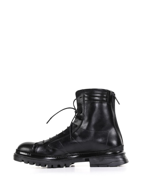 Ankle boot in leather with laces