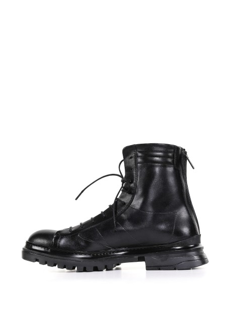 Ankle boot in leather with laces
