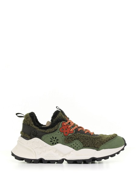 Sneakers in camoscio e lacci a contrasto Sneakers in camoscio e lacci a contrasto