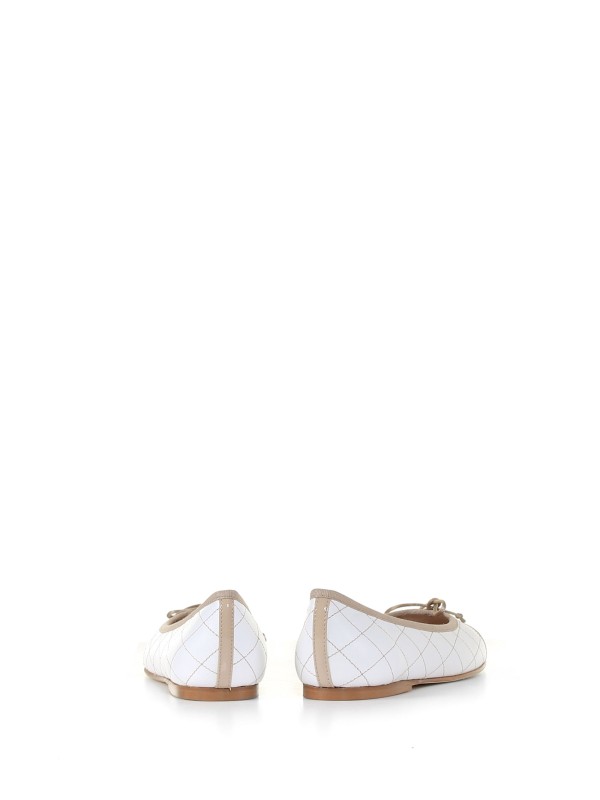 Ballerina shoes with patent leather detail