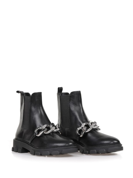 Scarlett ankle boot with chain