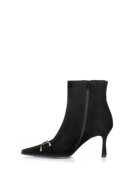 Ankle boot with accessory and zip