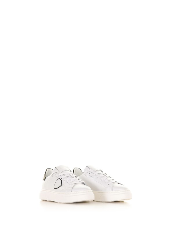 Sneaker in pelle con tallone a contrasto