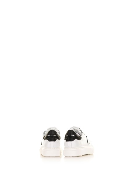 Sneaker in pelle con tallone a contrasto
