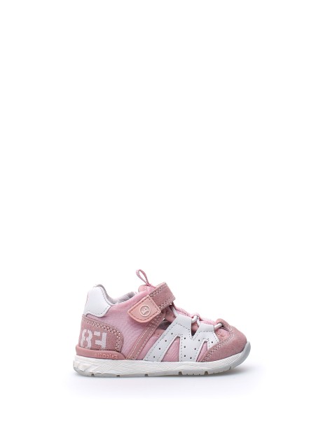 Sneaker rosa con strappo