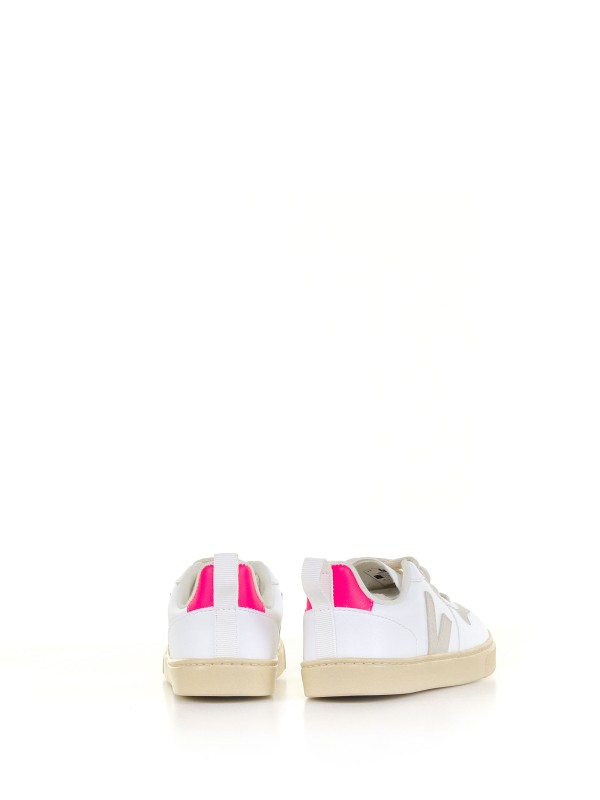 Sneaker with contrasting details