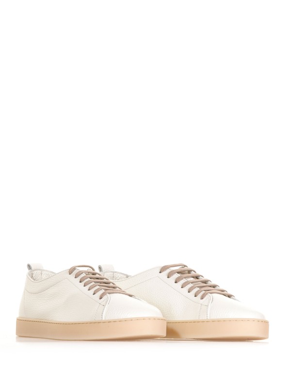 Leather sneaker and contrasting bottom