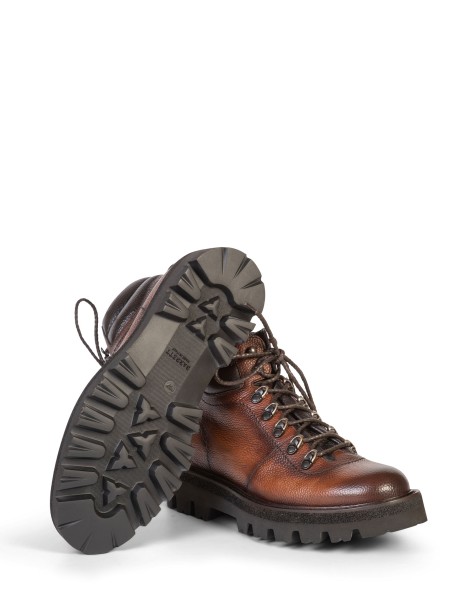 Ankle boot with laces and rubber sole