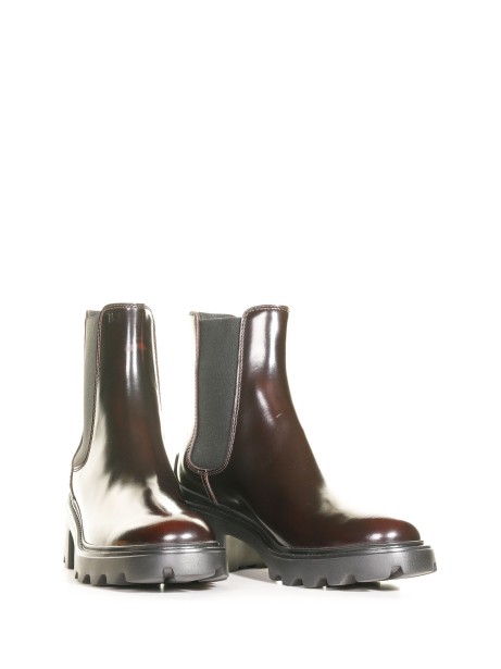 Leather ankle boot with macro sole