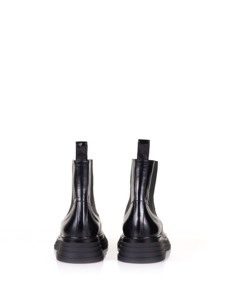 Stivaletto nero in pelle