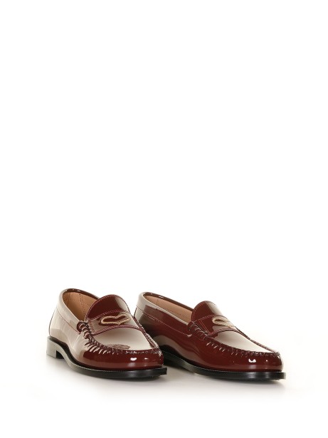 Loafer in grape color patent leather