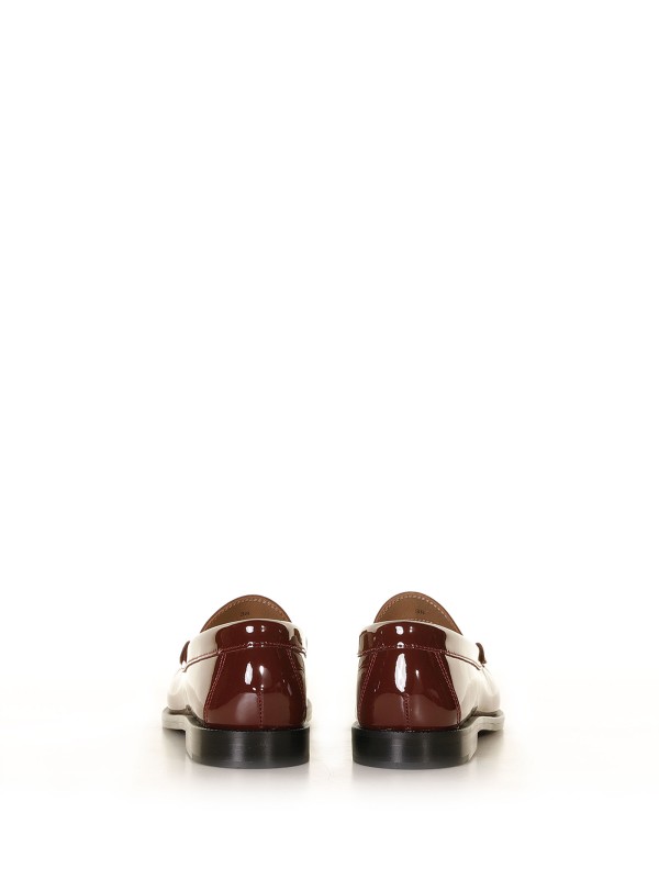 Loafer in grape color patent leather