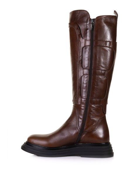 Leather boot with buckles