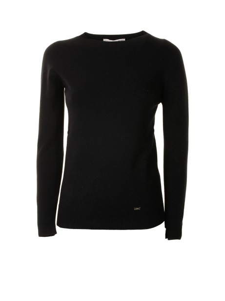 Black long-sleeved shirt