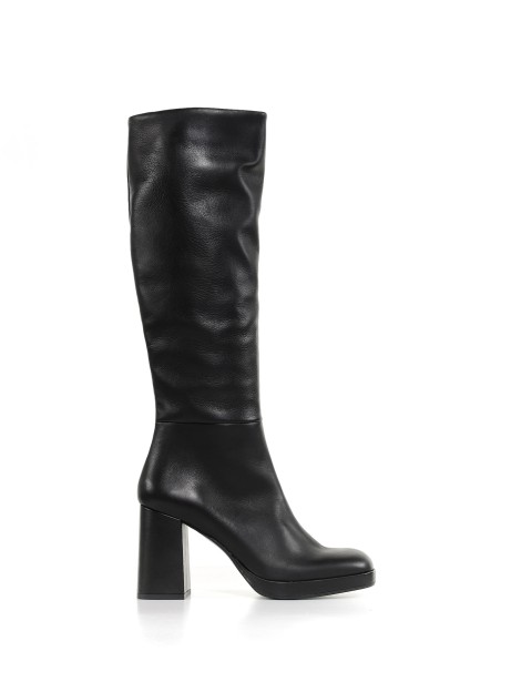 Leather boot with zip