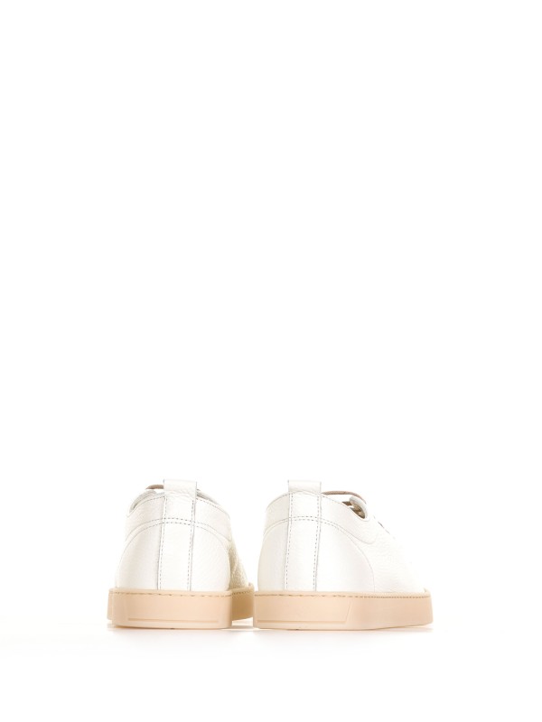 Leather sneaker and contrasting bottom